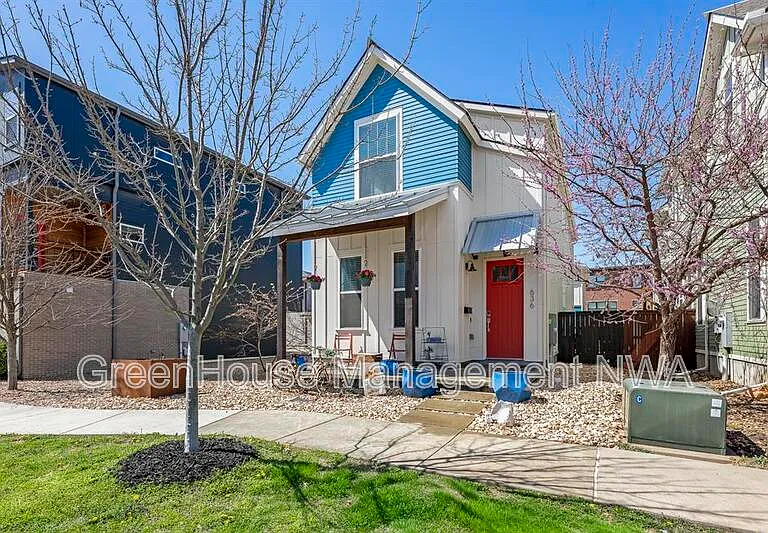 636 SW B St — Photo 1
