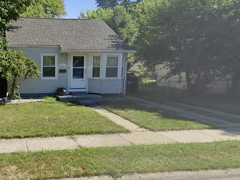 21619 Avalon St — Photo 3