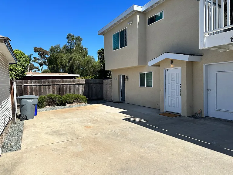 1117 Grove Ave — Photo 1