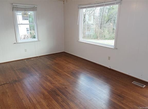 3rd image of 409 E Parkwood St