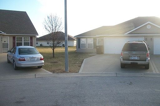 1st image of 1014 NW Willow Dr