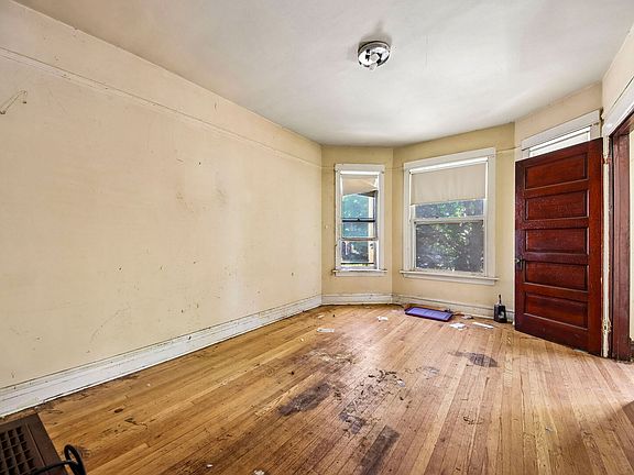 3rd image of 2934 N Gresham Ave