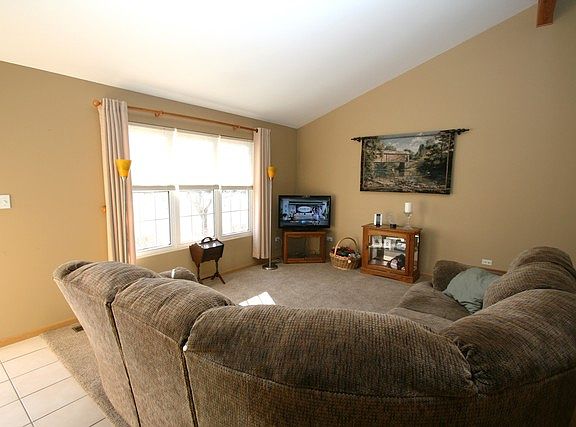 3rd image of 895 Arrowhead Dr