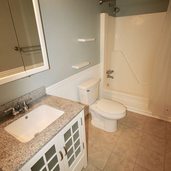 1st image of 401 Burr Oak Cir