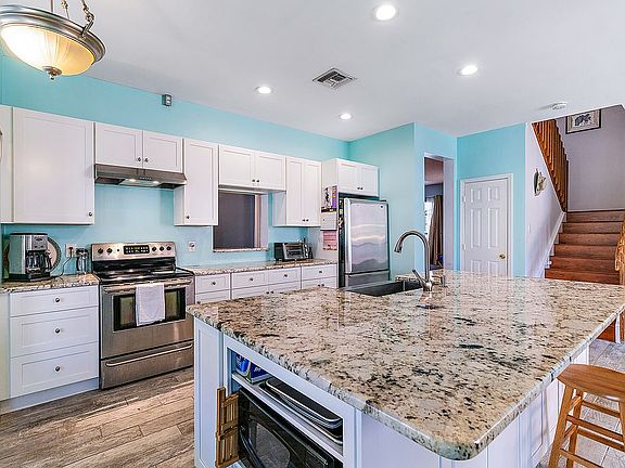 4th image of 108 Woodlake Cir