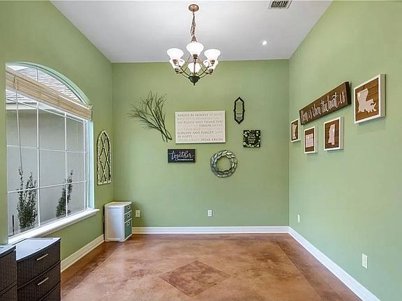 3rd image of 242 Melissa Ln