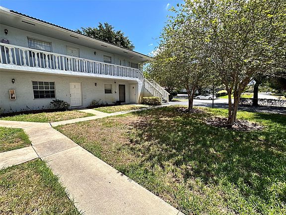 4th image of 4140 Woodside Drive #106