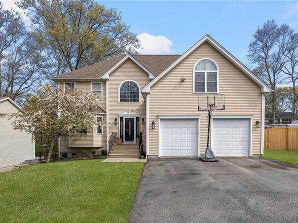 36 Old Hickory Dr, Cumberland, RI 02864