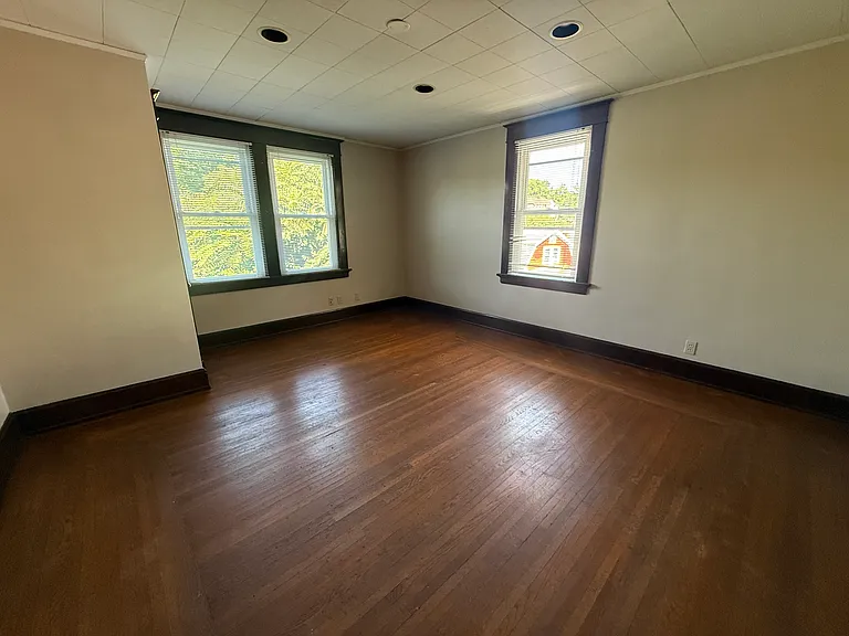 1009 Delta Ave — Photo 24