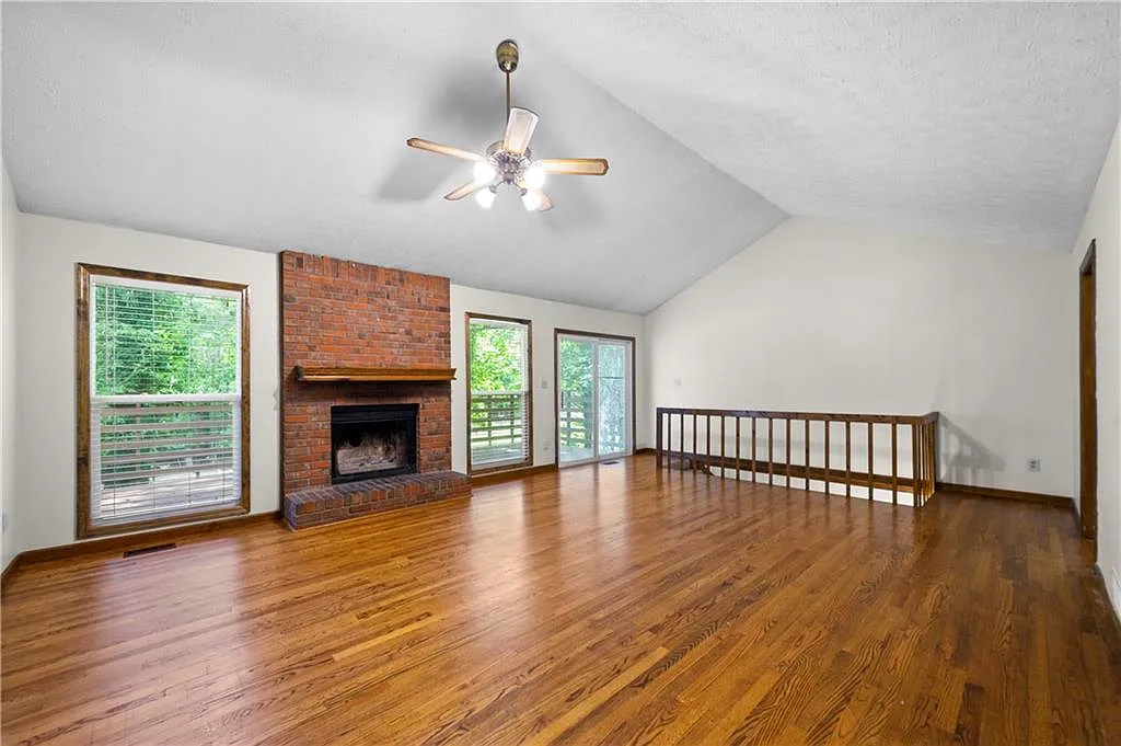3 bed, 2.0 bath, 1946 sqft, $1,900 — Photo 2