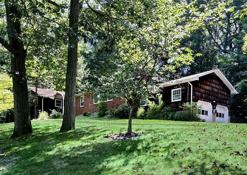 1st image of 4 Hidden Valley Dr