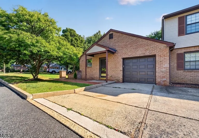 10 Daniel Ct — Photo 1