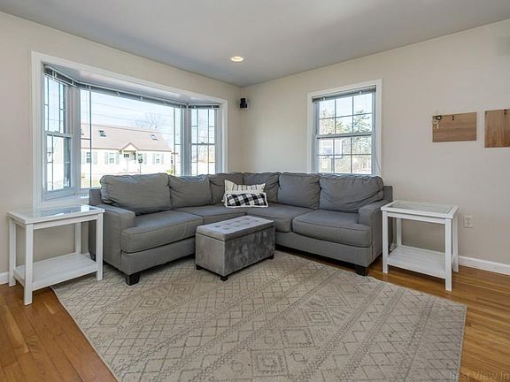 3rd image of 8 Dartmouth Dr