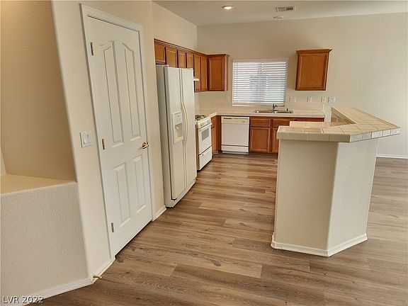 3rd image of 4451 El Presidio Dr