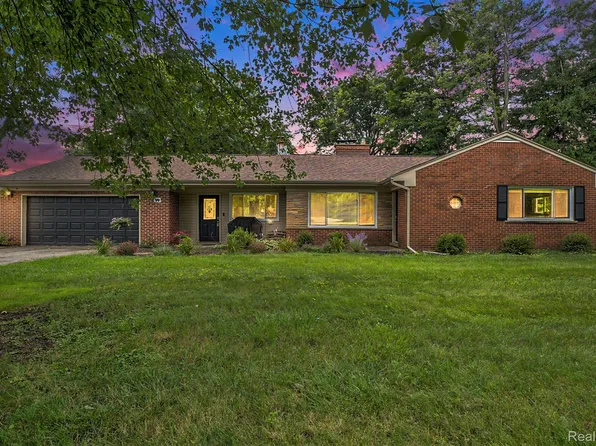 99 Habrand Dr, Troy, MI 48098