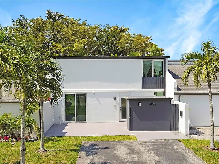 12340 SW 20th Ter #12340 — Photo 5