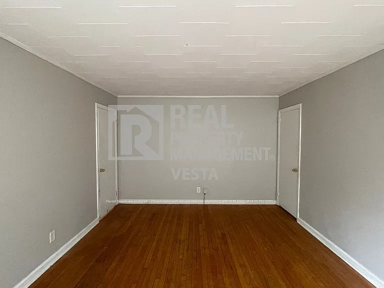 2063 Bayswater Rd — Photo 3