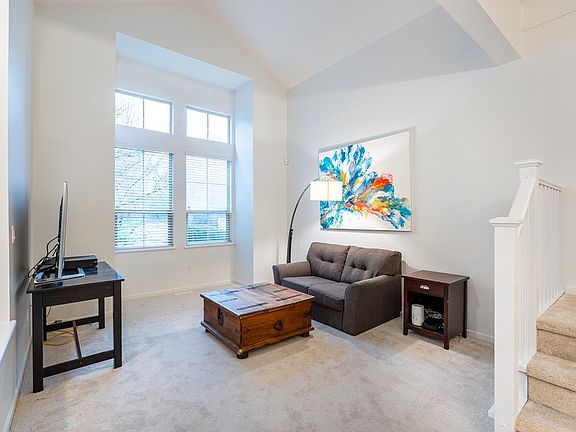 3rd image of 30 Hawthorn Dr