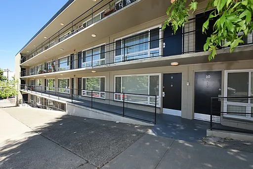 Effortless Living Near the Alaska Junction The Webster Apartments — Photo 25
