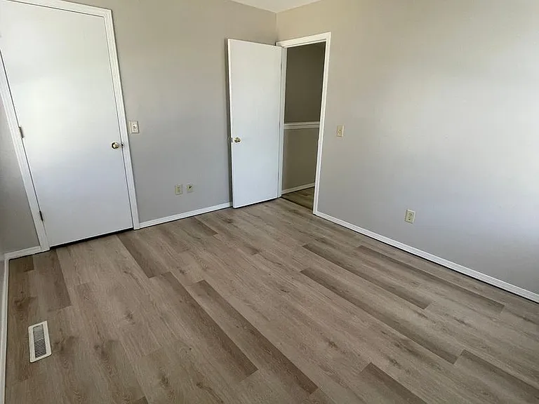 521 N Oak Grove Ave #B — Photo 10