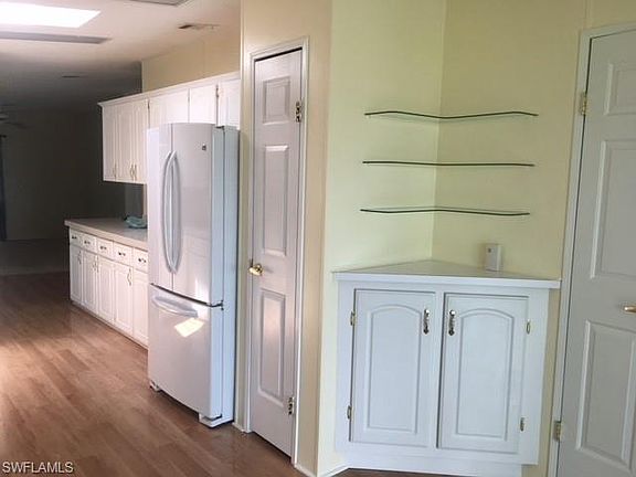3rd image of 284 Rainbow Dr