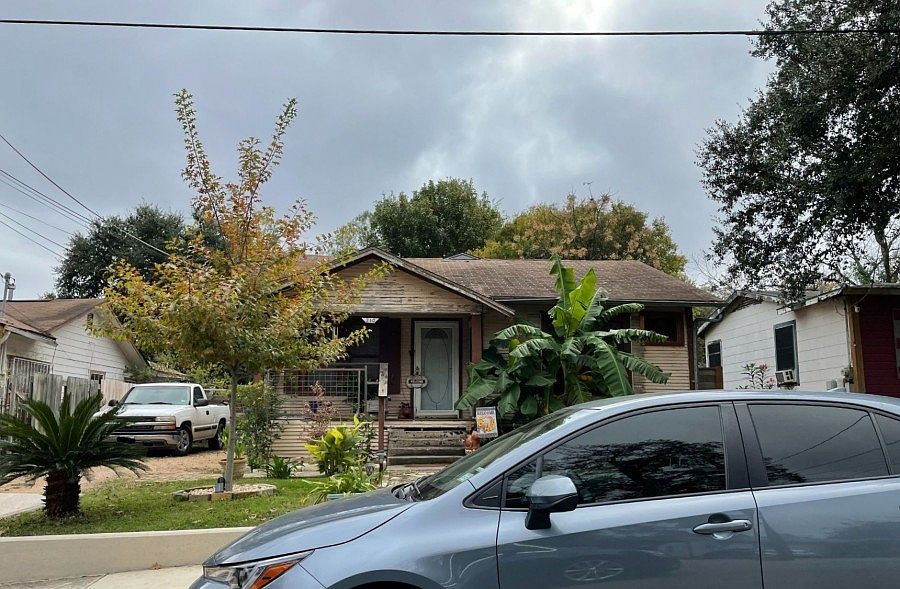 1st image of 210 Alvarez Pl