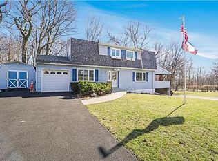 8 Rose Ln, Middletown, NY 10941