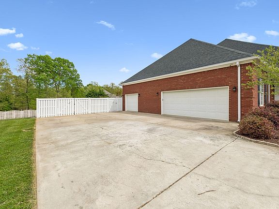 4th image of 940 Brandy Way