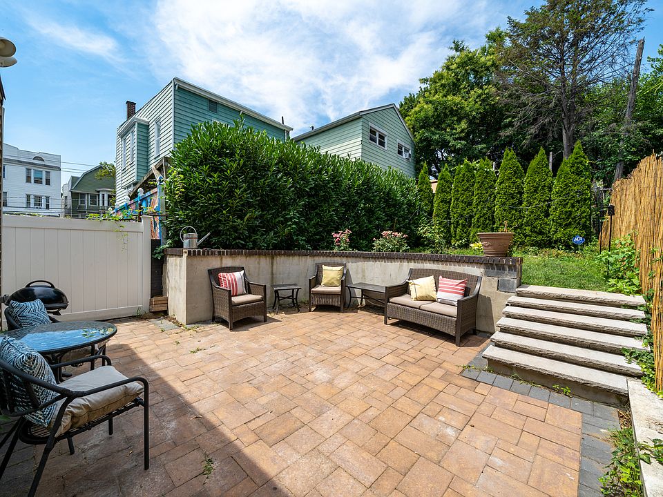 PRIVATE LANDSCAPED BACKYARD