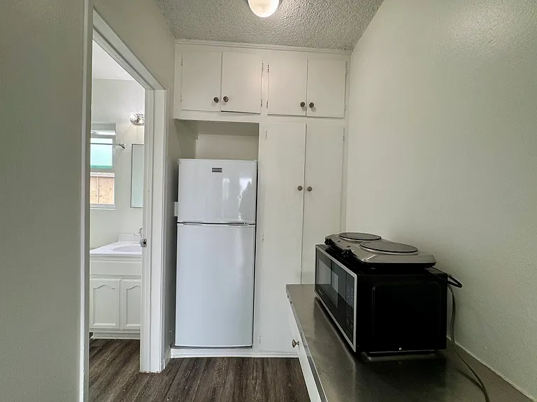 1230 W 29th St #8 — Photo 2
