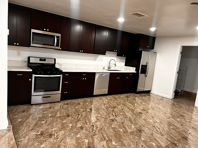 1146 Cloverleaf Dr — Photo 1