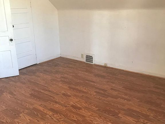 Bedroom (Appx size 12 X 14), Walk in closet.