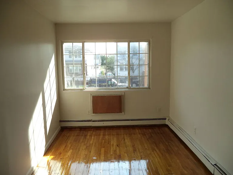 107-53 Remington St — Photo 4