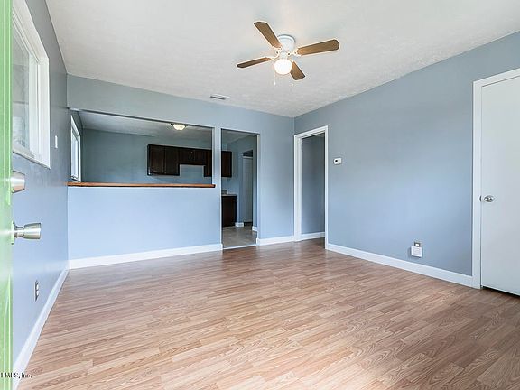 4th image of 989 SAILFISH Drive W