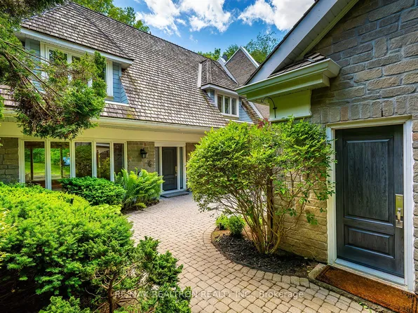 462 Beacon Hall Dr, Aurora, ON L4G 0L3