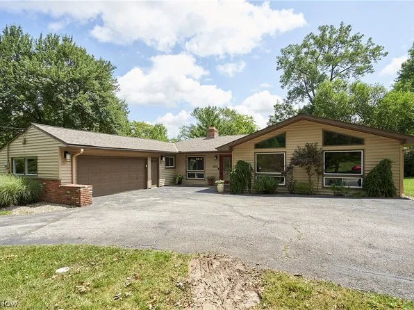 2827 Medfield Rd, Pepper Pike, OH 44124