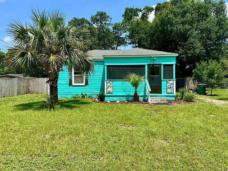 219 NW Gilliland Rd — Photo 1