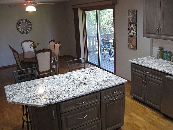 Open concept kitchen/dining 