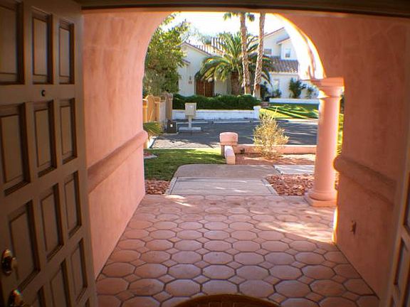 3rd image of 390 Kachina Cir