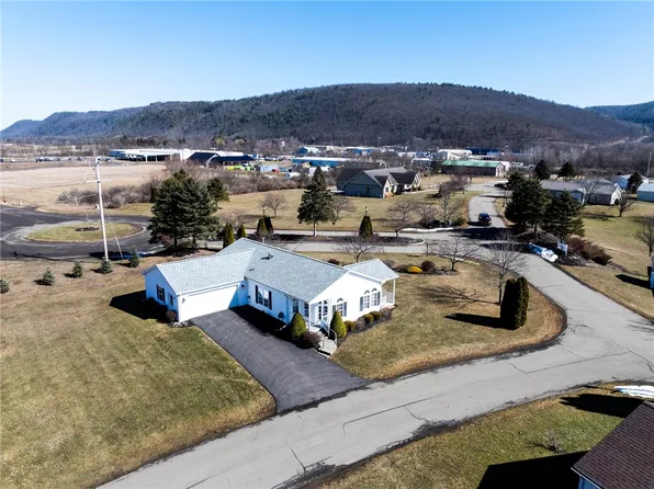 6679 Daffodil Dr, Bath, NY 14810