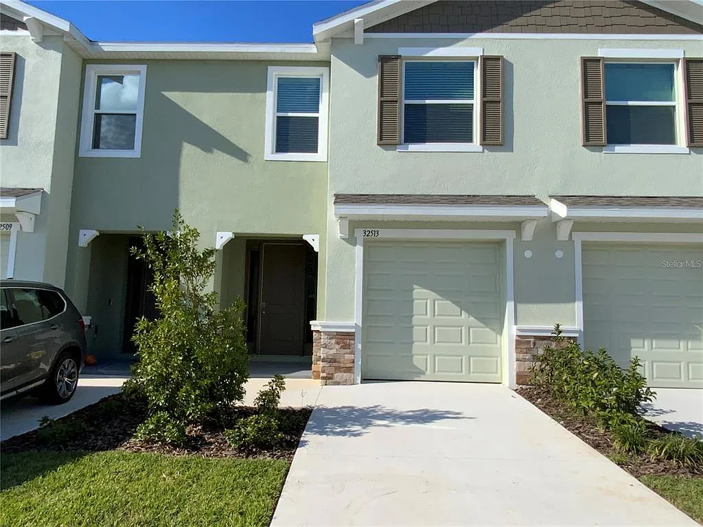 3 bed, 2.5 bath, 1673 sqft, $2,050 — Photo 2