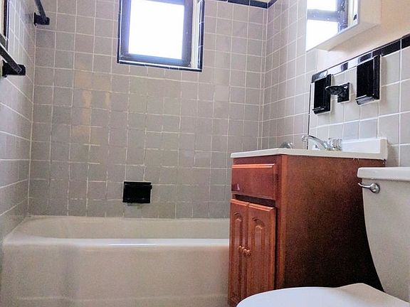 5th image of 130 E 18th St APT 6L