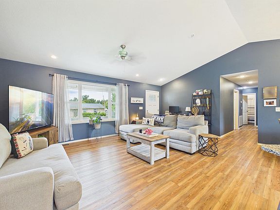 4th image of 811 Blackberry St