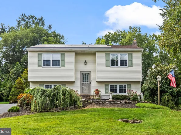 885 Hilltop Dr, Mount Joy, PA 17552