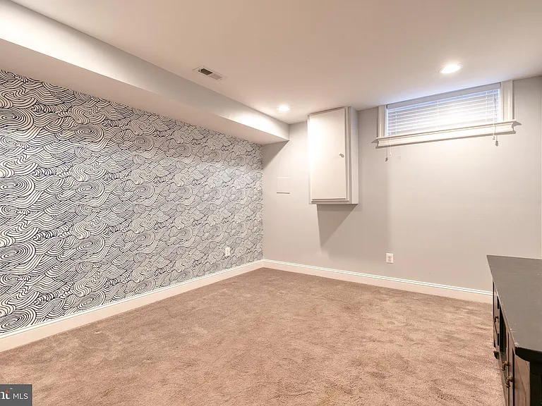 2205 Bank St — Photo 17