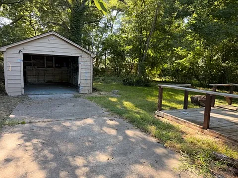 2307 Pine St — Photo 13