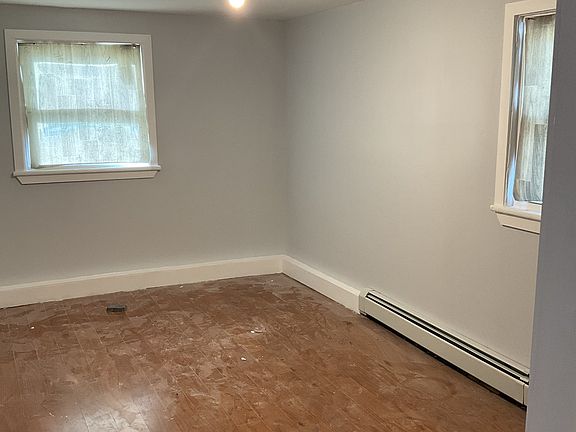 4th image of 51 Willow Ave Floor 2