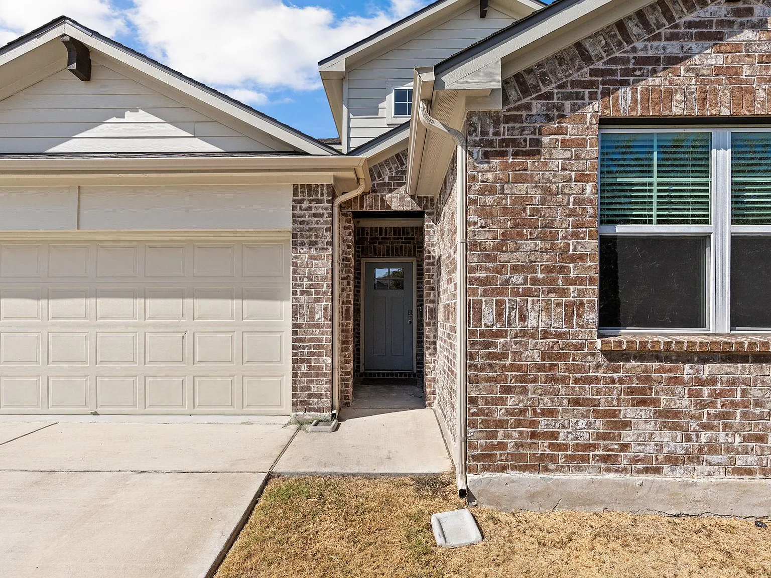 4 bed, 3.0 bath, 2555 sqft, $2,400 — Photo 4