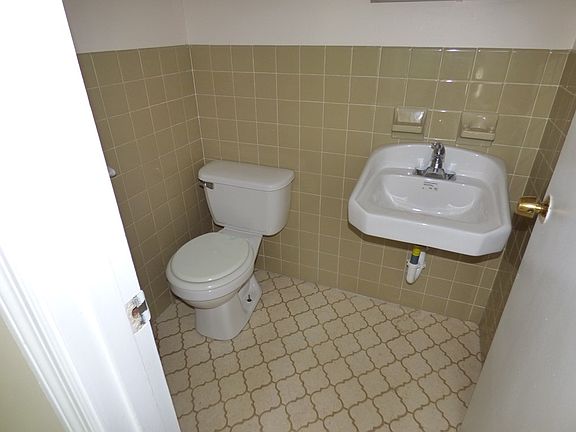 5th image of 1055 E Spiller St