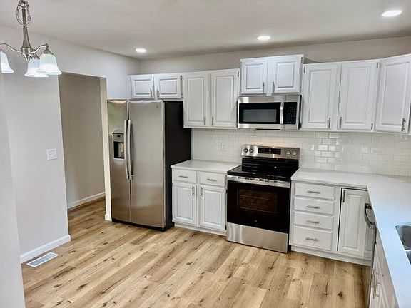 3rd image of 104 Suelynn Dr
